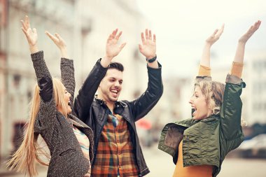 Şehir merkezinde bulunan genç insanlar