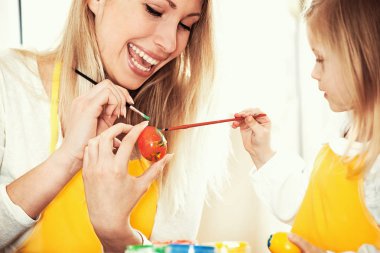 Paskalya yumurtaları boyamak