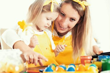 Paskalya yumurtaları boyamak