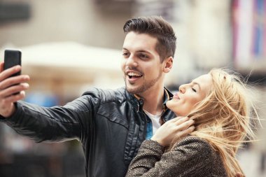 Mutlu çift selfie çekiyor.