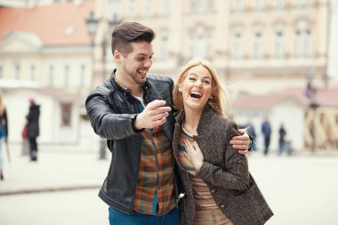 Mutlu çift selfie çekiyor.