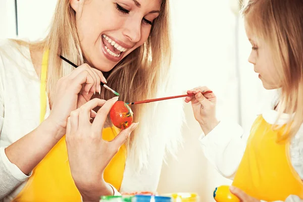 Paskalya yumurtaları boyamak