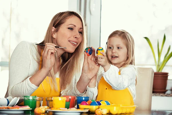 Schilderen van paaseieren — Stockfoto