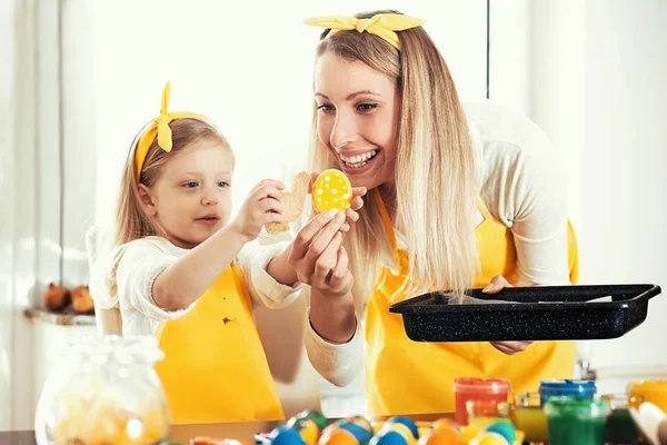 Schilderen van paaseieren — Stockfoto