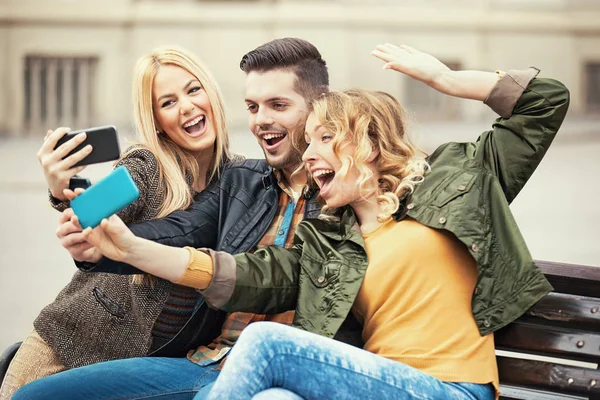 Jóvenes usando el teléfono celular — Foto de Stock