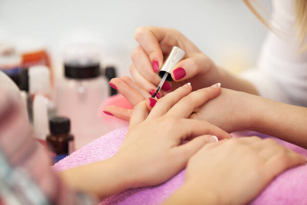 Наслаждайтесь маникюром в салоне
. 