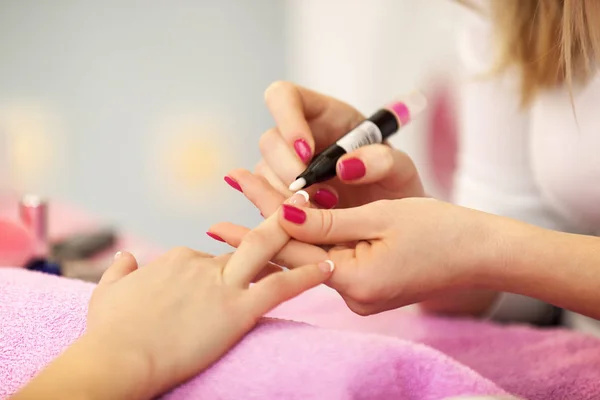 Desfrutando de tratamento de manicure no salão . — Fotografia de Stock