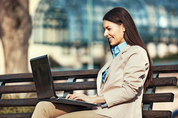 Donna d'affari che utilizza il computer portatile al di fuori — Foto Stock