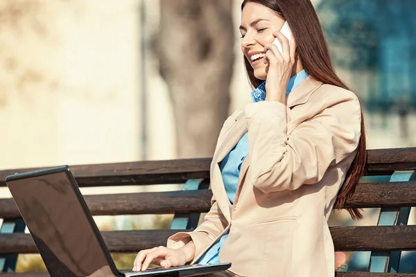 Young Businesswoman Outside — Stock Photo, Image