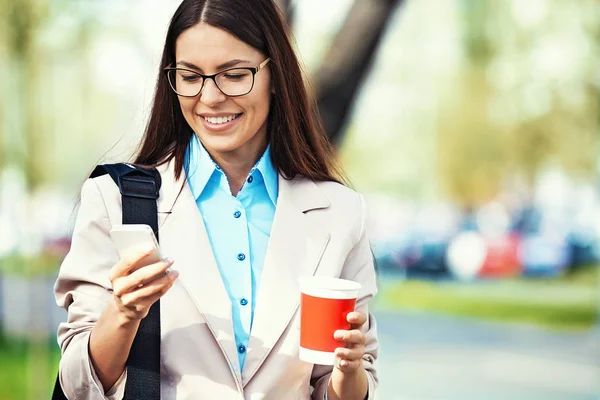 Joven mujer de negocios al aire libre —  Fotos de Stock