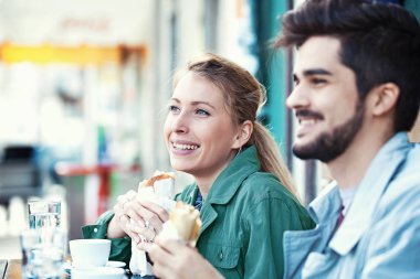 Çift kahvaltı yapıyor.