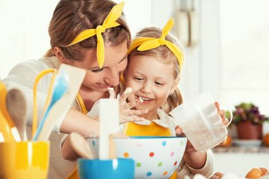 Kalite aile zaman harcama. Kek pişirme. 