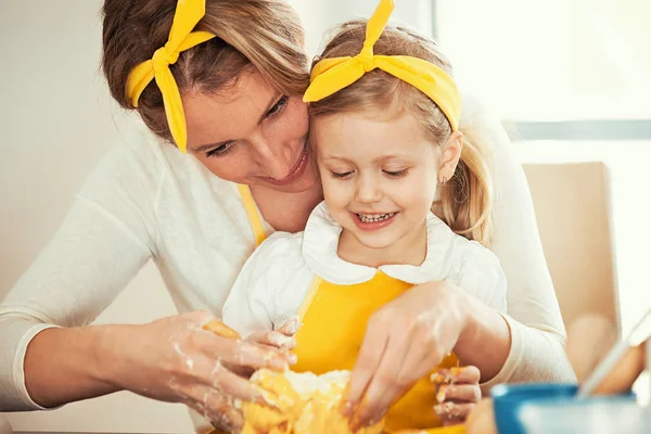 Kwaliteit familie tijd doorbrengen. Taarten bakken. — Stockfoto