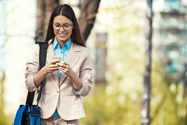 Joven mujer de negocios al aire libre —  Fotos de Stock