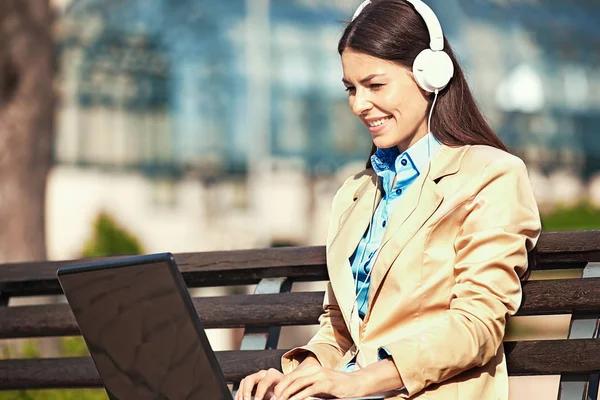 Young Businesswoman Outside — Stock Photo, Image