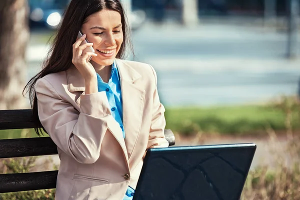 Young Businesswoman Outside — Stock Photo, Image