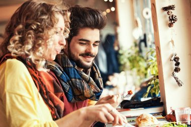 Restoranda genç bir çift