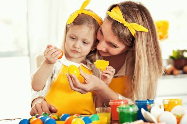 Paskalya yumurtaları boyamak