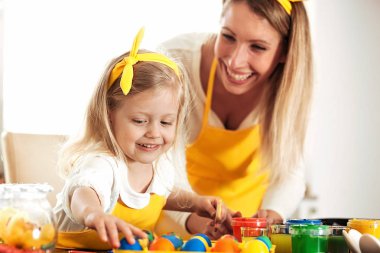 Paskalya yumurtaları boyamak