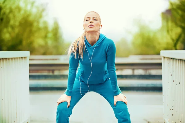 Mujer ejercitándose en puente — Foto de Stock