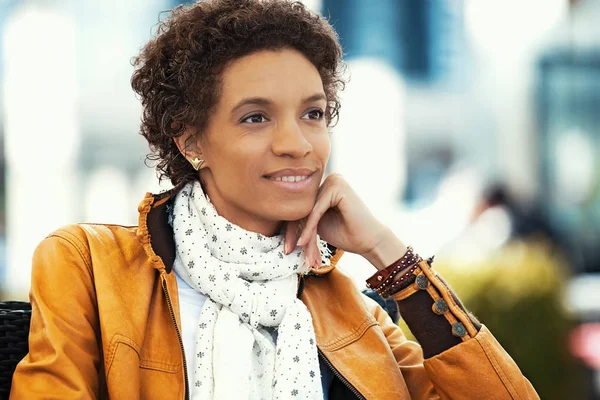 Kafede güzel bir kadın