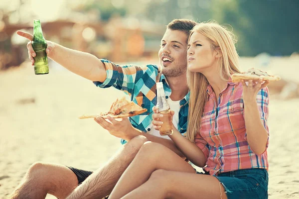Pizza yeme ve sahilde bira içme çift tr