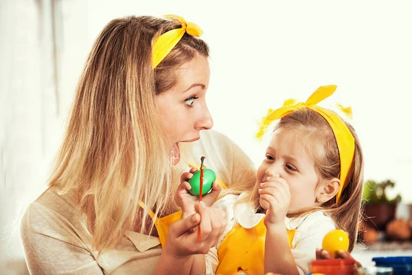 Schilderen van paaseieren — Stockfoto