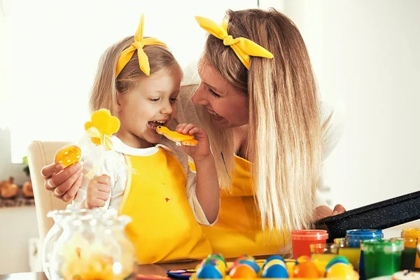 Schilderen van paaseieren — Stockfoto