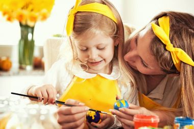 Paskalya yumurtaları boyamak