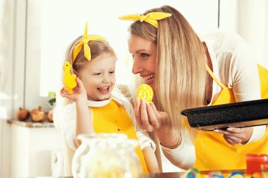 Paskalya yumurtaları boyamak