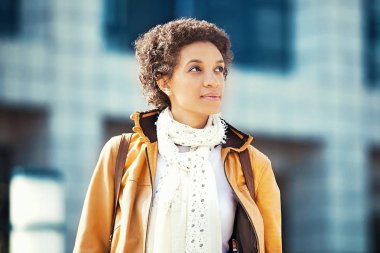 şehir merkezinde kadın