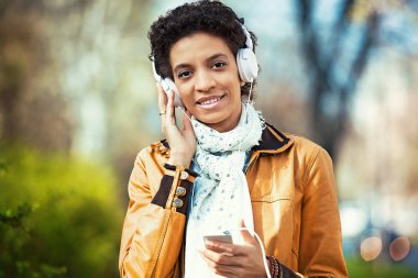 Parktaki güzel genç bayan.