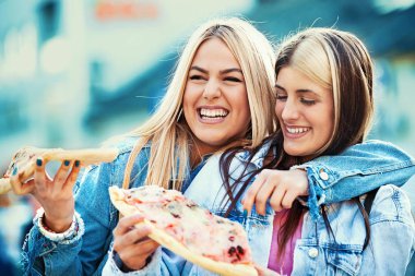 Kadınlar eğleniyor.