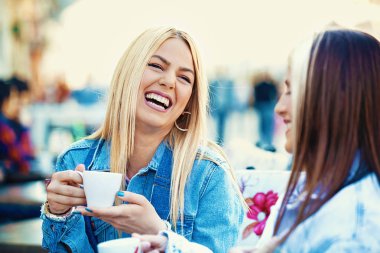 Kadınlar eğleniyor.