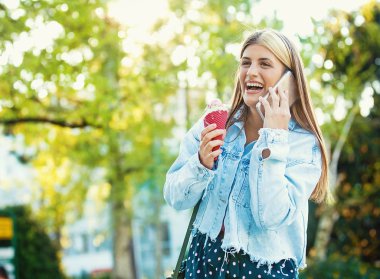 eğlenceli olan kadın