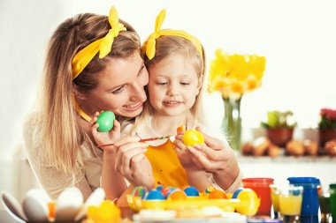 Paskalya yumurtaları boyamak