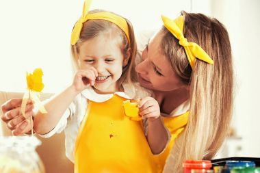 Paskalya yumurtaları boyamak