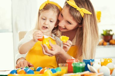 Paskalya yumurtaları boyamak