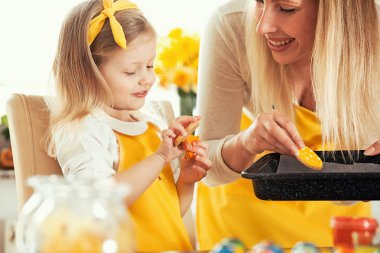 Paskalya yumurtaları boyamak