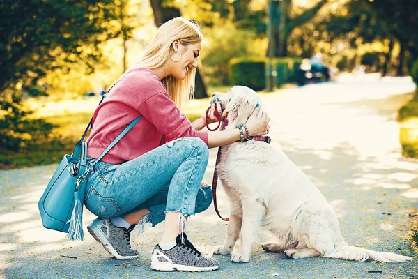 Donna godendo parco con cane — Foto Stock