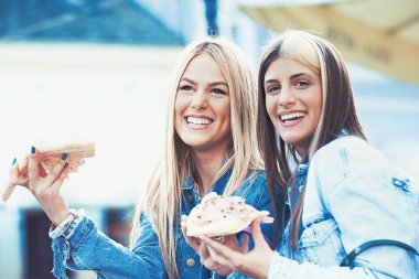 Kadınlar eğleniyor.