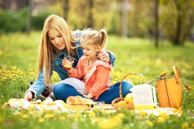 Anne ve kızı Parkta piknik keyfi