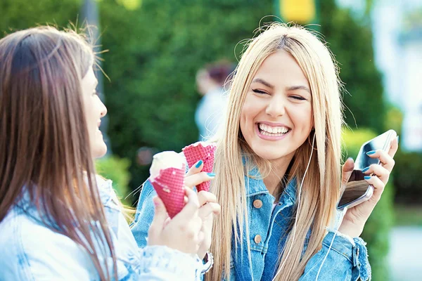 Las mujeres se divierten —  Fotos de Stock