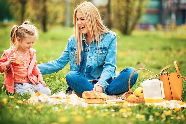 Mamma och dotter njuter picknick i parken — Stockfoto