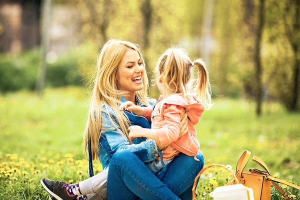 Mamma och dotter njuter picknick i parken — Stockfoto
