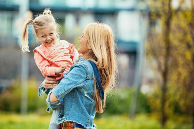 Mutlu aile anlar. Anne ve kızı boş zamanlarını zevk 