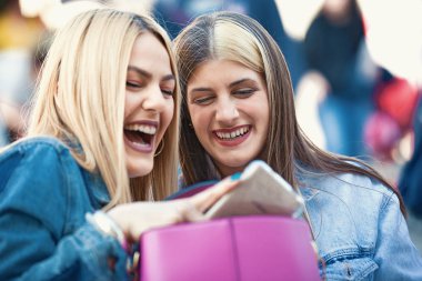 Şehirde eğleniyor kız