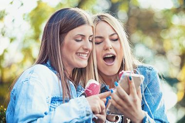 Şehirde eğleniyor kız