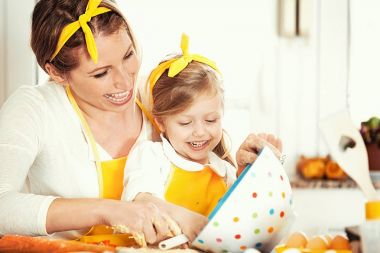 Anne ve kızı kek pişirme