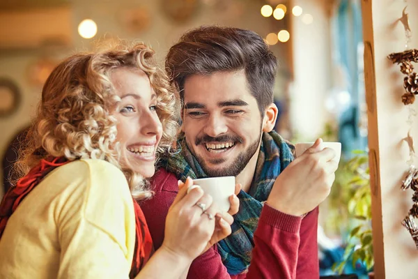 Šťastný pár se těší restaurace — Stock fotografie